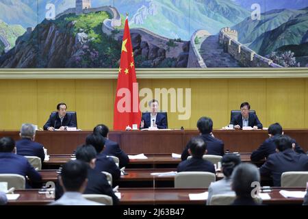 Beijing, Comité permanent du Bureau politique du Comité central du Parti communiste de Chine. 27th avril 2022. Le vice-premier ministre chinois Han Zheng, également membre du Comité permanent du Bureau politique du Comité central du Parti communiste de Chine, prend la conférence téléphonique sur les travaux de planification spatiale du territoire national le 27 avril 2022. Credit: Ding Haitao/Xinhua/Alamy Live News Banque D'Images