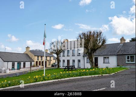 Culdaff, Irlande- 18 avril 2022 : le vert du viliage à Culdaff, Donegal Irlande Banque D'Images