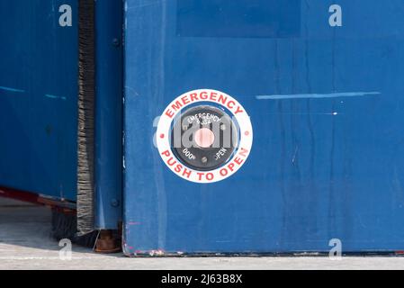 Bouton d'ouverture de la porte d'urgence sur un chariot inutilisé de la ligne de chemin de fer Southend Pier, Essex, Royaume-Uni Banque D'Images