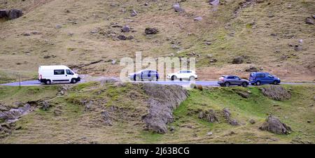 Voitures garées près du sommet de Wrynose Pass, Lake District, Cumbria, Angleterre, Royaume-Uni, Îles britanniques. Il y a un nombre limité de places de parking dans la région. Le stationnement est devenu de plus en plus controversé dans la région avec des staycations populaires et tant de automobilistes arrivent maintenant en voiture. « Nous avons l’impression d’être à la pointe de la route », a déclaré Richard Leafe, directeur général du parc national de Lake District (LDNP), en novembre 2021. En 2021, des navettes gratuites ont été offertes dans la vallée de Wasdale et de Cockermouth à Buttermere pour réduire l'impact de l'utilisation de la voiture dans ces vallées populaires. Banque D'Images