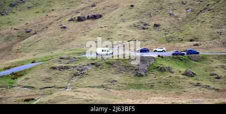 Voitures garées près du sommet de Wrynose Pass, Lake District, Cumbria, Angleterre, Royaume-Uni, Îles britanniques. Il y a un nombre limité de places de parking dans la région. Le stationnement est devenu de plus en plus controversé dans la région avec des staycations populaires et tant de automobilistes arrivent maintenant en voiture. « Nous avons l’impression d’être à la pointe de la route », a déclaré Richard Leafe, directeur général du parc national de Lake District (LDNP), en novembre 2021. En 2021, des navettes gratuites ont été offertes dans la vallée de Wasdale et de Cockermouth à Buttermere pour réduire l'impact de l'utilisation de la voiture dans ces vallées populaires. Banque D'Images