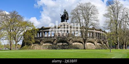 Koblenz, Allemagne - avril 2022 : vue panoramique d'un grand monument dédié à l'empereur Wourem 1 dans un parc public près du centre-ville. Banque D'Images