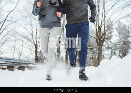 Couple sportif pendant le jogging d'hiver dans le parc de la ville Banque D'Images