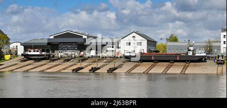 Koblenz, Allemagne - avril 2022 : vue panoramique sur un chantier naval, un bateau et un glisseur sur les rives de la Moselle qui traverse la ville Banque D'Images