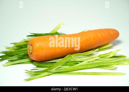 Gros plan de carottes sur fond blanc. Nourriture saine cuisine à la maison régime, alimentation, nourriture végétarienne. Banque D'Images
