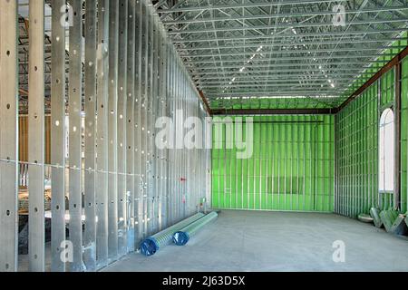 Goujons en acier utilisés dans la construction d'un immeuble de bureaux moderne. Banque D'Images