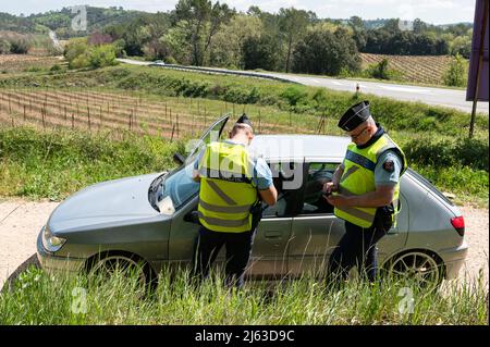 Deux policiers émettent une citation à un conducteur. En prévision de l'augmentation du trafic sur la Côte d'Azur pendant la saison des vacances, des opérations de contrôle sont régulièrement effectuées sur les routes du Var. Les statistiques de sécurité routière sont mauvaises depuis le début de l'année 2022 dans le département du Var avec une augmentation du nombre de décès sur les routes. Banque D'Images