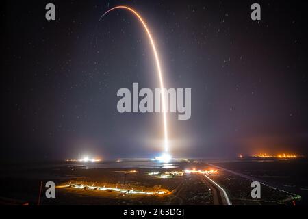 Cape Canaveral, États-Unis. 27th avril 2022. Une fusée SpaceX Falcon 9 se soulève du plateau de lancement du complexe de lancement 39-A au Centre spatial Kennedy à Cape Canaveral, FL., en début de matinée du 27 avril 2022. La fusée transporte quatre astronautes (Bob Hines, Jessica Watkins, Kjell Lindgren et Samantha Cristoforetti d'Italie) jusqu'à la Station spatiale internationale. (Photo par Alex G Perez/AGPfoto/Sipa USA) crédit: SIPA USA/Alay Live News Banque D'Images