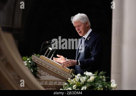 Washington, États-Unis. 27th avril 2022. L'ancien président Bill Clinton s'exprime lors des funérailles de l'ancienne secrétaire d'État Madeleine Albright à la cathédrale nationale de Washington, DC, le mercredi 27 avril 2022. Photo par Yuri Gripas/UPI crédit: UPI/Alay Live News Banque D'Images