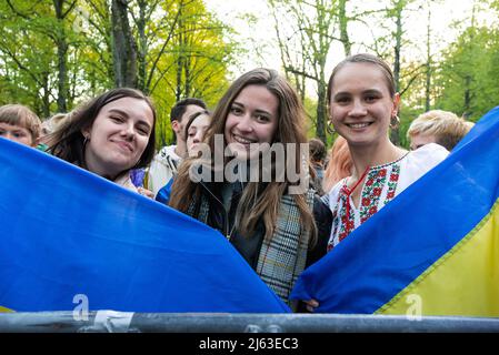 De jeunes filles ukrainiennes avec des drapeaux nationaux assistent au festival. LA VIE QUE JE VIS. Le festival de deux jours commence la nuit du Roi (Koninsnacht) la veille du jour du Roi. Le festival de musique en plein air célébrant l'anniversaire du Roi se déroule les 26 et 27 avril de chaque année dans le centre-ville de la Haye. La célébration est un événement national. De nombreux artistes sont sur scène simultanément à travers la Haye, et cette année, l'acte d'ouverture de 2022, est le groupe électro-folk ukrainien "GO a". Le groupe a terminé cinquième au Concours Eurovision Song 2021 de Rotterdam l'année dernière. Parce que les trois hommes bande memb Banque D'Images