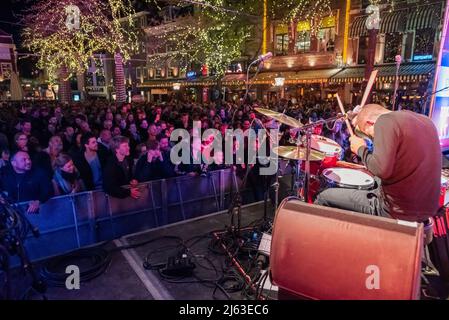 Fêtes favelas en plein swing vu de la scène dans le marché de Grote, pendant le festival. LA VIE QUE JE VIS. Le festival de deux jours commence la nuit du Roi (Koninsnacht) la veille du jour du Roi. Le festival de musique en plein air célébrant l'anniversaire du Roi se déroule les 26 et 27 avril de chaque année dans le centre-ville de la Haye. La célébration est un événement national. De nombreux artistes sont sur scène simultanément à travers la Haye, et cette année, l'acte d'ouverture de 2022, est le groupe électro-folk ukrainien "GO a". Le groupe a terminé cinquième au Concours Eurovision Song 2021 de Rotterdam l'année dernière. Becau Banque D'Images