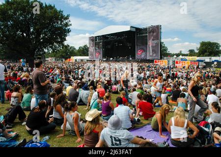 Virgin V Music Festival V2005, fans regardant la scène principale, Hylands Park, Chelmsford, Essex, Grande-Bretagne - 20th août 2005. Banque D'Images