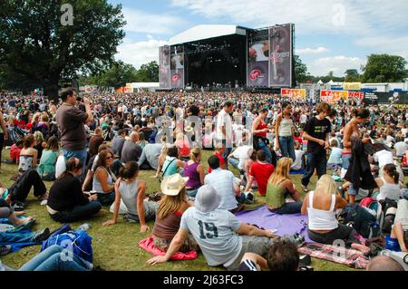 Virgin V Music Festival V2005, fans regardant la scène principale, Hylands Park, Chelmsford, Essex, Grande-Bretagne - 20th août 2005. Banque D'Images