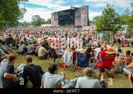 Virgin V Music Festival V2005, fans regardant la scène principale, Hylands Park, Chelmsford, Essex, Grande-Bretagne - 20th août 2005. Banque D'Images