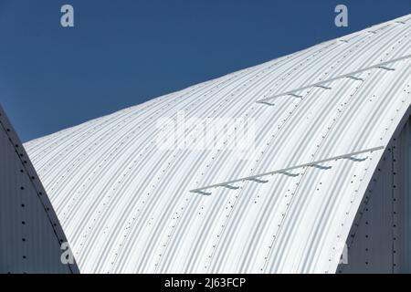 Vue rapprochée abstraite de deux caves de pommes de terre en métal ondulé dans les champs de pommes de terre de l'Idaho. Banque D'Images