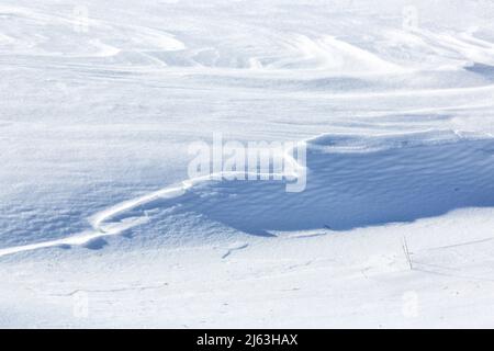 Formation de neige causée par de forts vents après une tempête de neige. Banque D'Images
