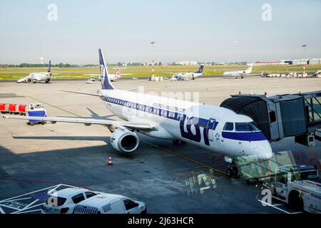 Varsovie, Pologne - 6 juillet 2021 : AVIONS DE la compagnie AÉRIENNE DE LOT Polish à l'aéroport Banque D'Images