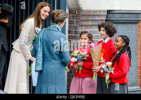 27th avril 2022, Londres, Royaume-Uni. HRH la princesse royale, Patron, le Collège royal des sages-femmes (RCM), et HRH la duchesse de Cambridge, Patron, le Collège royal des obstétriciens et gynécologues (RCOG), ont présenté des fleurs d'écoliers locaux alors qu'ils quittaient le siège de la MRC et du RCOG à Londres. Amanda Rose/Alamy Live News Banque D'Images