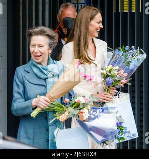 27th avril 2022, Londres, Royaume-Uni. HRH la princesse royale, Patron, le Collège royal des sages-femmes (RCM), et HRH la duchesse de Cambridge, Patron, le Collège royal des obstétriciens et gynécologues (RCOG), quittant le RCM et le siège du RCOG à Londres. Amanda Rose/Alamy Live News Banque D'Images