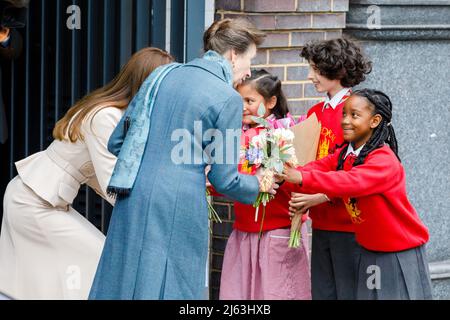 27th avril 2022, Londres, Royaume-Uni. HRH la princesse royale, Patron, le Collège royal des sages-femmes (RCM), et HRH la duchesse de Cambridge, Patron, le Collège royal des obstétriciens et gynécologues (RCOG), ont présenté des fleurs d'écoliers locaux alors qu'ils quittaient le siège de la MRC et du RCOG à Londres. Amanda Rose/Alamy Live News Banque D'Images