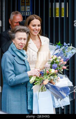 27th avril 2022, Londres, Royaume-Uni. HRH la princesse royale, Patron, le Collège royal des sages-femmes (RCM), et HRH la duchesse de Cambridge, Patron, le Collège royal des obstétriciens et gynécologues (RCOG), quittant le RCM et le siège du RCOG à Londres. Amanda Rose/Alamy Live News Banque D'Images