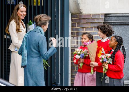 27th avril 2022, Londres, Royaume-Uni. HRH la princesse royale, Patron, le Collège royal des sages-femmes (RCM), et HRH la duchesse de Cambridge, Patron, le Collège royal des obstétriciens et gynécologues (RCOG), ont présenté des fleurs d'écoliers locaux alors qu'ils quittaient le siège de la MRC et du RCOG à Londres. Amanda Rose/Alamy Live News Banque D'Images