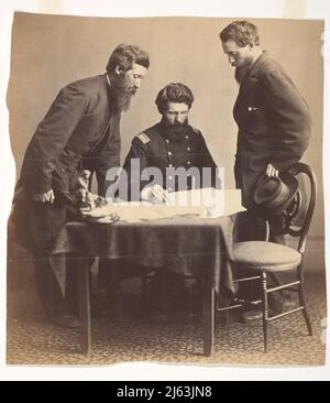 Planification de la capture de Booth & Harold. Le colonel Lafayette C. Baker (C), le lieutenant Luther B. Baker (L) et le colonel Everton J. Conger (R) | Alexander Gardner, 1865 Banque D'Images