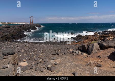 los juguetes de erjos - une grande sculpture en acier; installation d'art public près de Playa de las Cucharas, Costa Teguise, Lanzarote Banque D'Images