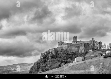 Vue en noir et blanc du château de Bardi, Parme, Italie, sous un ciel spectaculaire Banque D'Images