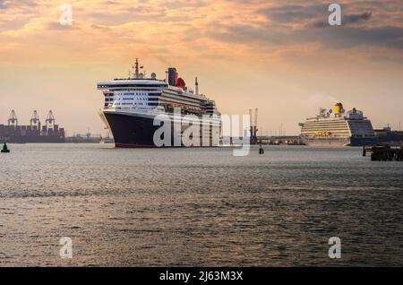 Le paquebot Cunard Queen Mary 2 passe à côté du bateau de croisière Saga Spirit of Adventure au départ de Southampton pour New York le 24 avril 2022. Southampton, Angleterre, Royaume-Uni Banque D'Images