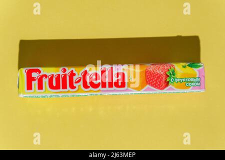 Tyumen, Russie-03 avril 2022: Fruittella chery sucrée par Perfetti Van Melle, sur fond jaune Banque D'Images