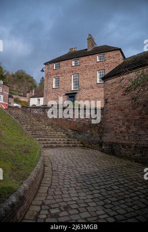 Ancienne maison située au sommet d'un vaste ensemble d'escaliers dans la gorge d'Ironbridge dans le quartier de Telford et Wrekin à Shropshire, Angleterre. Banque D'Images