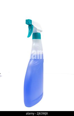 Flacon en plastique de détergent bleu, aérosol, isolé sur fond blanc. Bouteille de produits chimiques ménagers. Banque D'Images