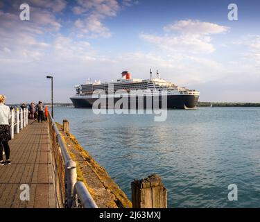 Cunard paquebot Queen Mary 2 passant devant le quai de la ville alors qu'elle part de Southampton pour New York le 24 avril 2022. Southampton, Angleterre Banque D'Images