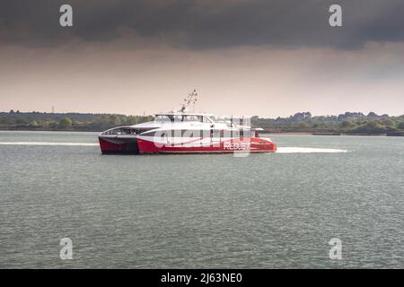 Un Red Jet 6, un ferry rapide pour passagers en catamaran de l'île de Wight tournant à l'approche de Southampton Town Quay. Banque D'Images