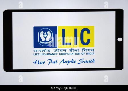 Mumbai, Maharashtra, Inde. 27th avril 2022. Le logo de la Life Insurance Corporation of India (LIC) est visible sur l'écran de télévision après une conférence de presse à Mumbai. Leur offre publique initiale (IPO) sera ouverte au public le 4th mai 2022. (Image de crédit : © Ashish Vaishnav/SOPA Images via ZUMA Press Wire) Banque D'Images