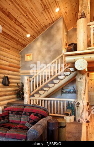 Un salon luxueux, avec un mobilier confortable, dans une cabine moderne en rondins dans les montagnes. Banque D'Images