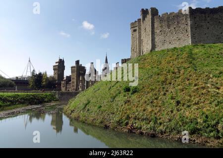 Norman Keep and douve, Château de Cardiff, printemps 2022 Banque D'Images