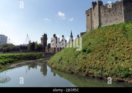 Norman Keep and douve, Château de Cardiff, printemps 2022 Banque D'Images