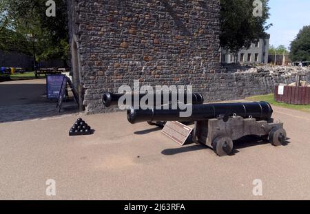 Une paire de canons français et des boules de canon au château de Cardiff, printemps 2022 Banque D'Images