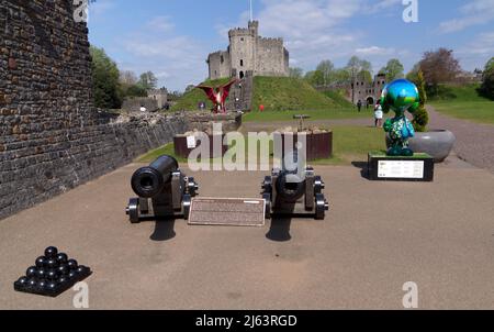 Une paire de canons français et des boules de canon au château de Cardiff, printemps 2022 Banque D'Images