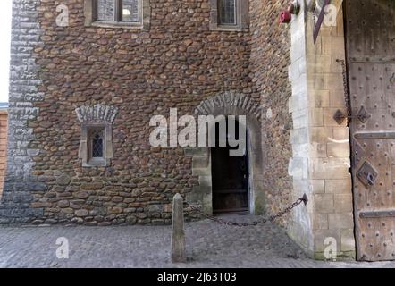 Juste à l'intérieur de l'entrée principale, Château de Cardiff, printemps 2022, montrant la porte principale en bois. Banque D'Images