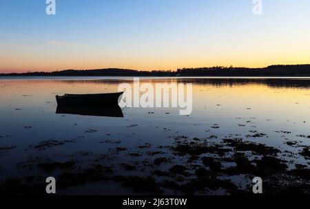 Bateau solitaire dans le fjord Roskilde du Danemark pendant le coucher du soleil Banque D'Images