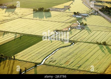 Une vue aérienne des terres agricoles et les canaux d'irrigation en marche à travers les champs. Banque D'Images
