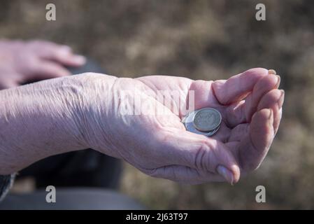 Pièces de monnaie russes dans les mains froissées d'une femme âgée. Banque D'Images