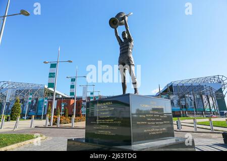 Statue de Billy McNeil tenant une coupe qui représente leur coupe d'Europe en 1967, à l'extérieur du stade de football de Parkhead, la maison du Celtic FC Banque D'Images