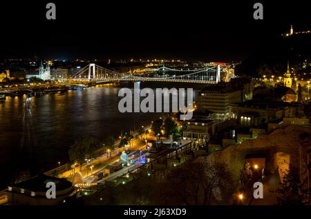 Paysage de la ville de Budapest et pont Elisabeth sur le Danube depuis le château de Buda la nuit, Hongrie Banque D'Images