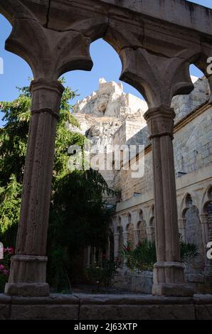 Vue sur le château depuis le cloître du monastère de San Francisco, Morella, Castellon, Espagne Banque D'Images