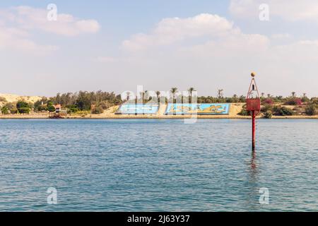 Ismailia, Egypte - 1 novembre 2021 : la balise rouge est dans l'eau. Marques de navigation du canal de Suez Banque D'Images