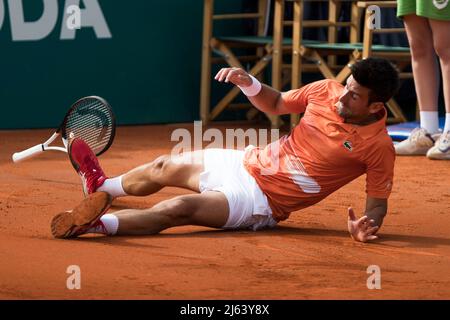 Novak Djokovic de Serbie tombe contre Andrey Rublev de Russie pendant le match final Banque D'Images